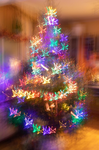 Foto albero di natale illuminato di notte