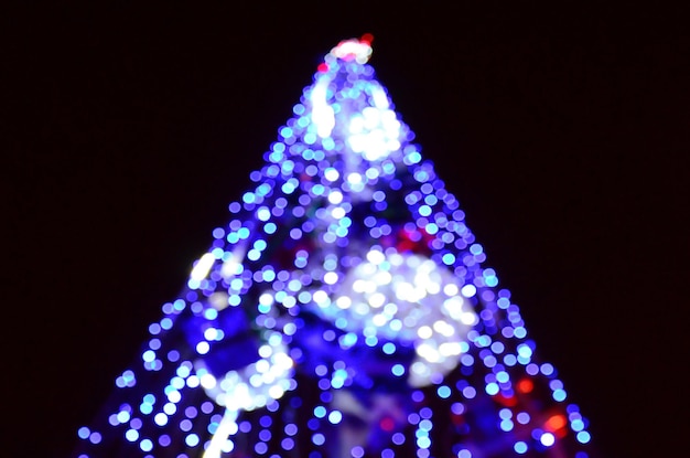 Photo illuminated christmas tree at night