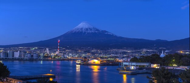 写真 夕暮れの空に照らされた街