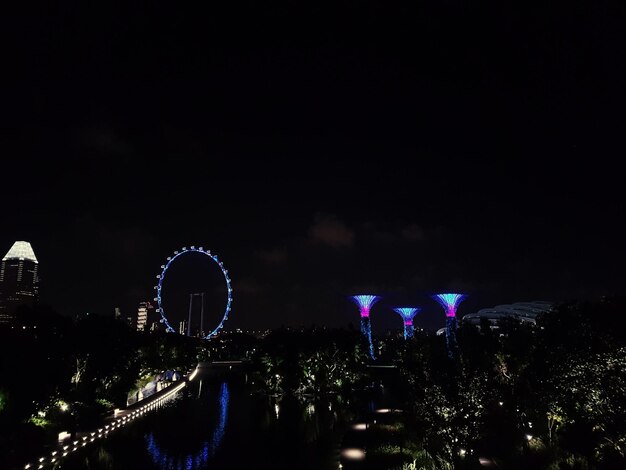 夜空に照らされた街