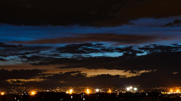 Città illuminata contro il cielo notturno