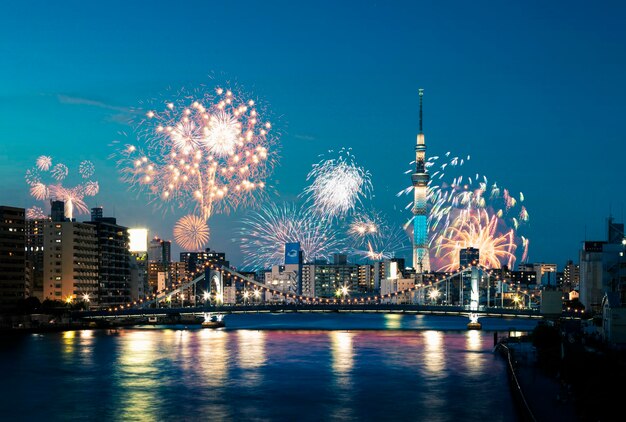 写真 夜の空に照らされた川の街