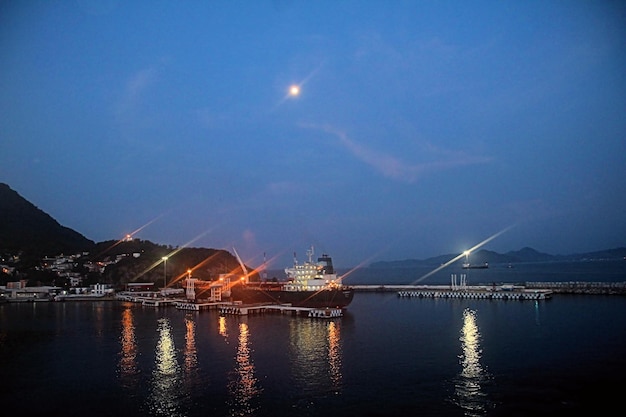 夜の空に照らされた海の街