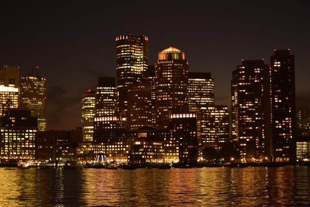 Photo illuminated city lit up at night