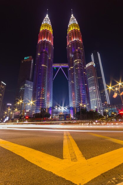 Photo illuminated city lit up at night