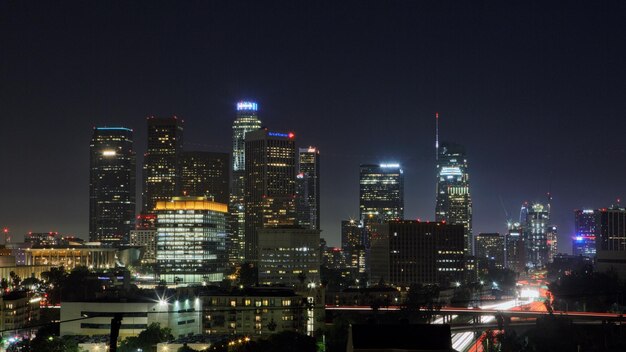 Photo illuminated city lit up at night