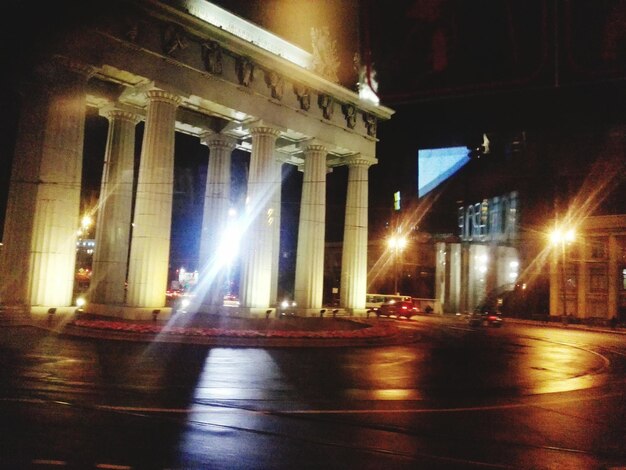 Foto città illuminata di notte