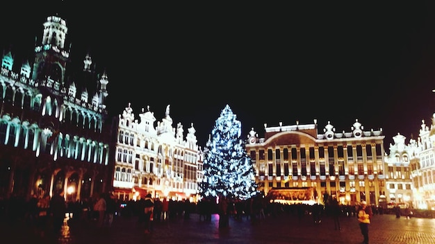 Foto città illuminata di notte