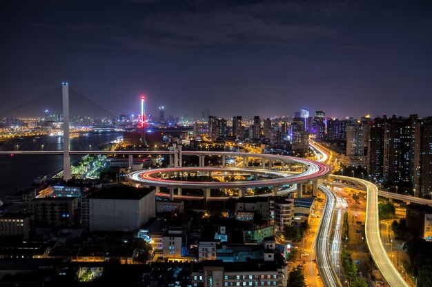 Foto città illuminata di notte