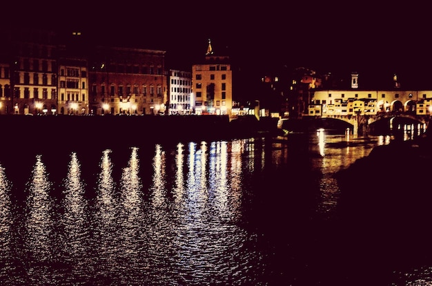 Foto città illuminata di notte