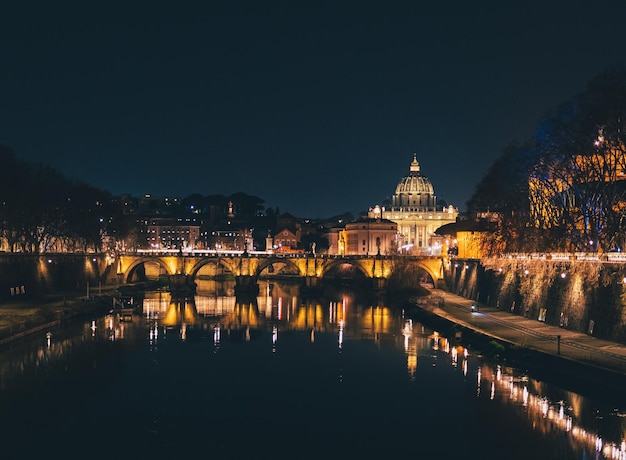 Foto città illuminata di notte