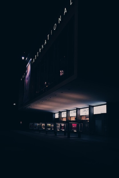 Foto città illuminata di notte