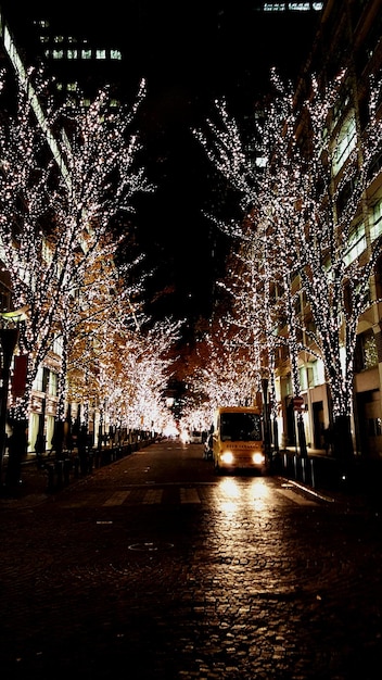 Foto città illuminata di notte