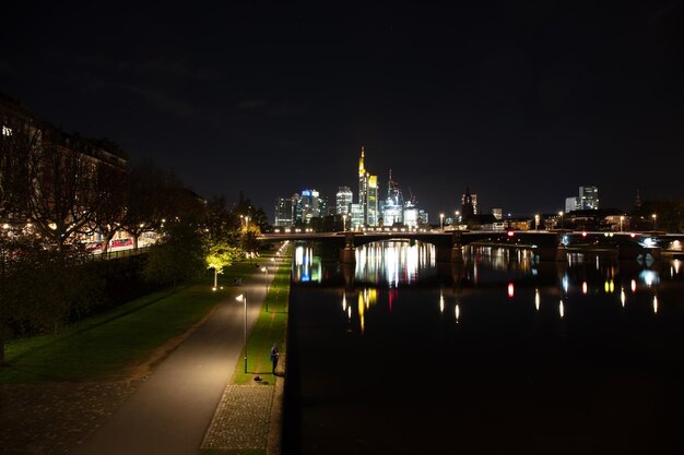 Foto città illuminata di notte