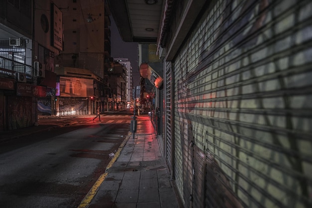夜建物の中に照らされた街道