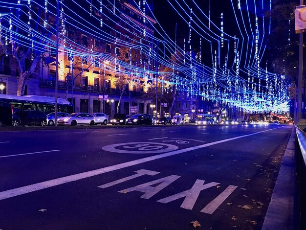 Фото Освещенная городская улица ночью