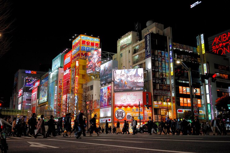 Photo アキハバラの夜に照らされた街道と建物