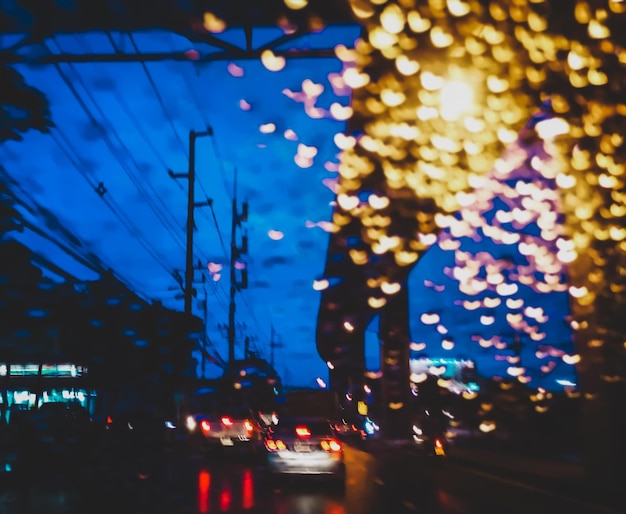 Foto strada illuminata di notte