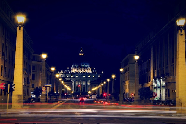 Photo illuminated city street at night