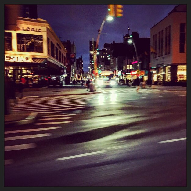 Photo illuminated city street at night