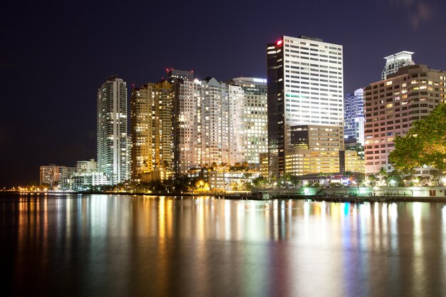 Photo illuminated city at waterfront