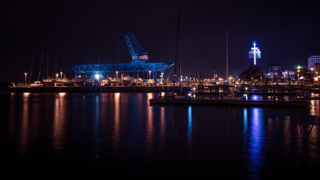 Photo illuminated city at waterfront