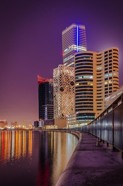 Foto città illuminata sul lungomare