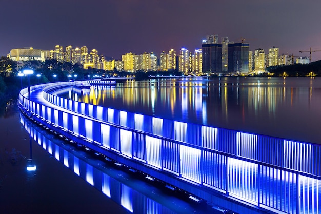 Foto città illuminata sul lungomare