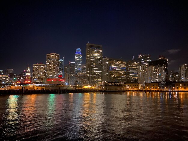 Photo illuminated city at waterfront