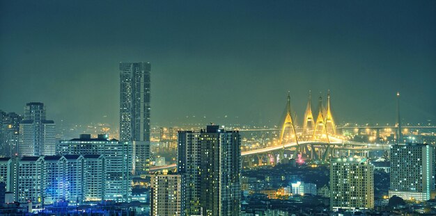 写真 明るい夜の空に照らされた都市景色