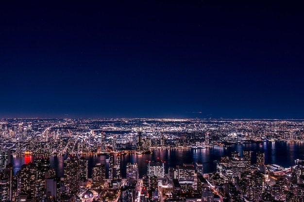 明るい夜の空に照らされた都市景色