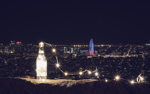 明るい夜の空に照らされた都市景色