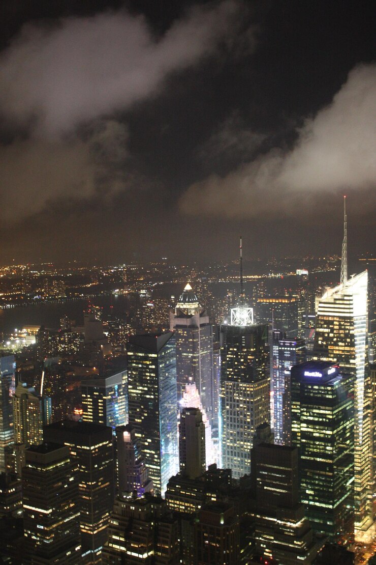 Photo illuminated cityscape against cloudy sky