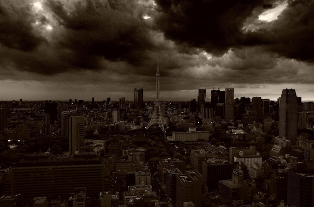 Foto paesaggio urbano illuminato contro un cielo nuvoloso