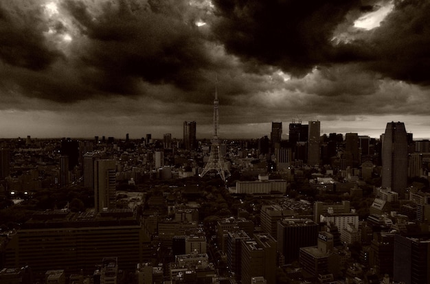 写真 雲の空に照らされた都市景色