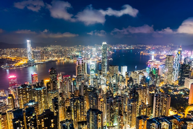 写真 夜空に照らされた都市風景