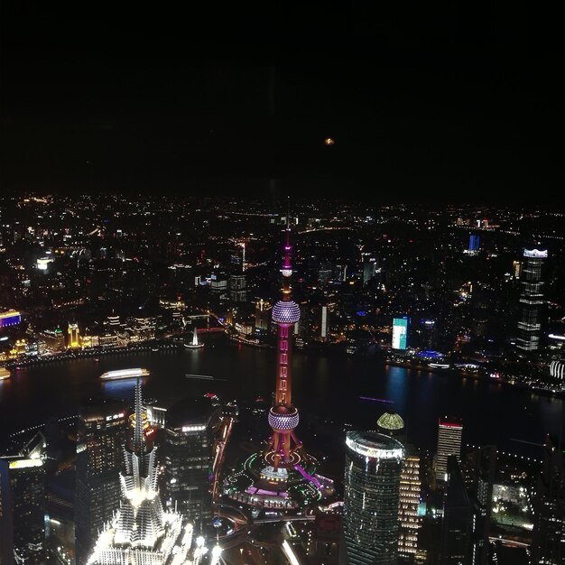 写真 夜の空に照らされた都市風景