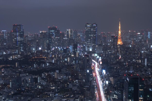 写真 夜空に照らされた都市風景