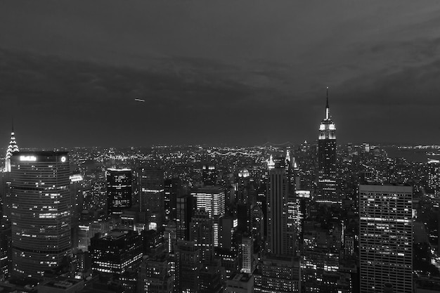 写真 夜空に照らされた都市風景