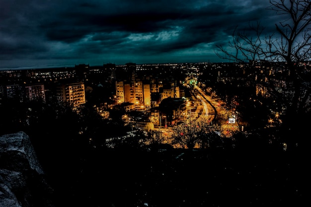 Фото Освещенный городской пейзаж на фоне ночного неба