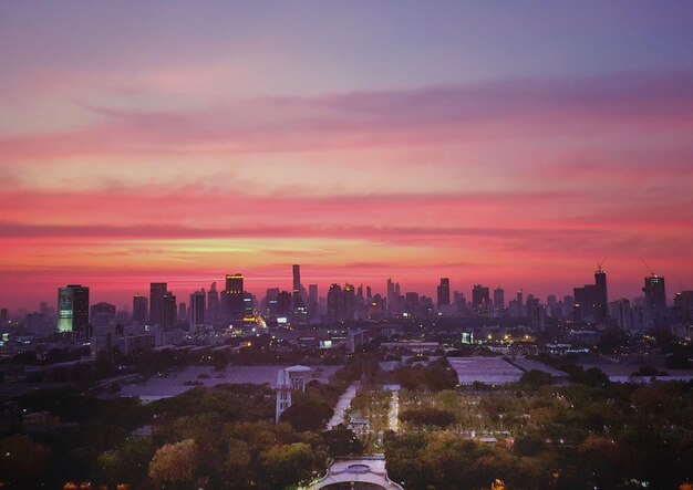 写真 夕暮れの空に照らされた都市風景