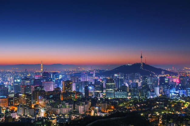 夕暮れの空に照らされた都市風景