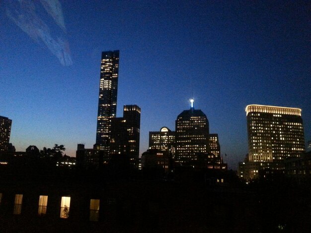 Photo illuminated cityscape against sky at dusk