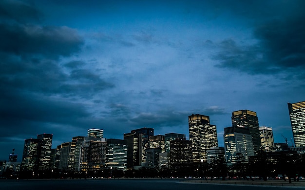 Photo illuminated cityscape against sky at night