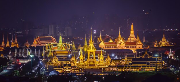 Photo illuminated cityscape against sky at night