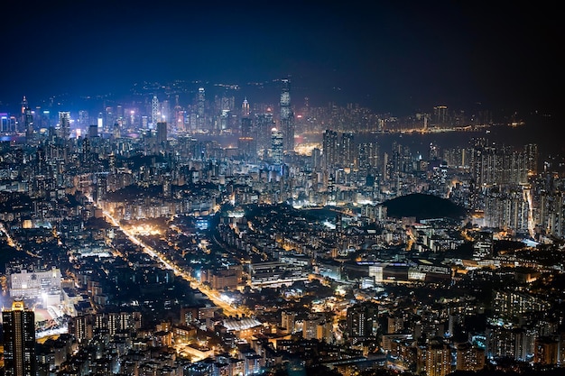 夜空に照らされた都市風景