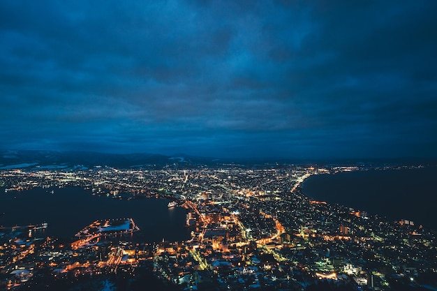 夜空に照らされた都市風景