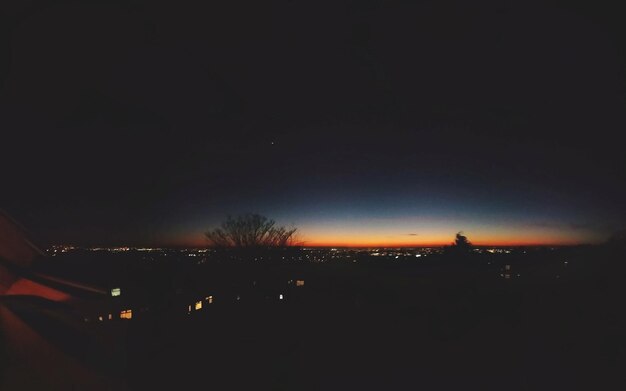 Foto paesaggio cittadino illuminato contro il cielo notturno