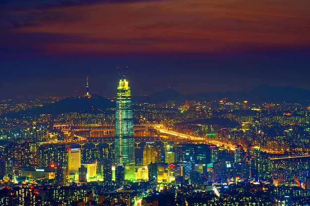 Photo illuminated cityscape against sky at night