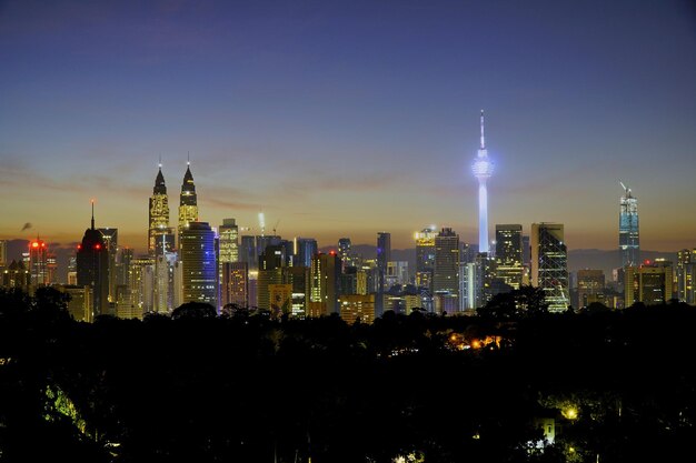 Photo illuminated cityscape against sky at night